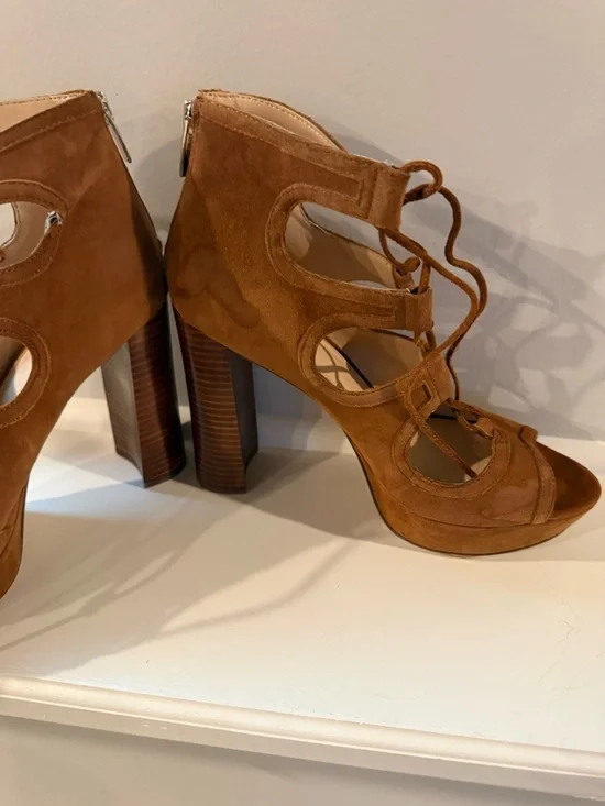 Vince Camuto Suede heels. size 8 - Picture 2 of 7